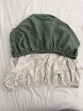 Kids Two-Piece Fitted Sheet Set in Sage Green and Leaf Print